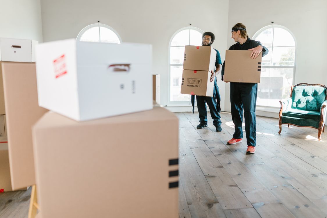 Préparation de cartons pour un déménagement